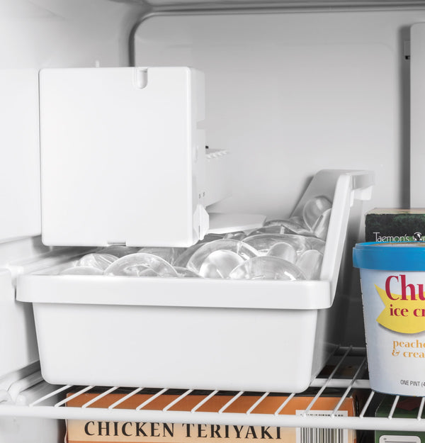 GE 17.5-cu ft Top-Freezer Refrigerator with Ice Maker ( Stainless Steel ) ENERGY STAR Certified