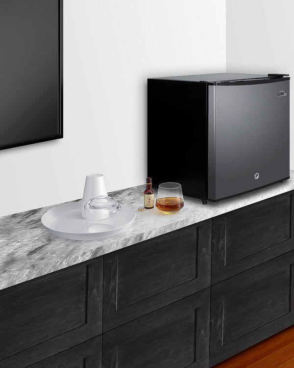 Summit Appliance 1.6-cu ft ( Stainless steel door and black cabinet )